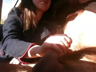 עם שוט עור, הבחור מטיח את התחת סרטי פורנו לצפיה בחינם בתחתונים של הילדה.