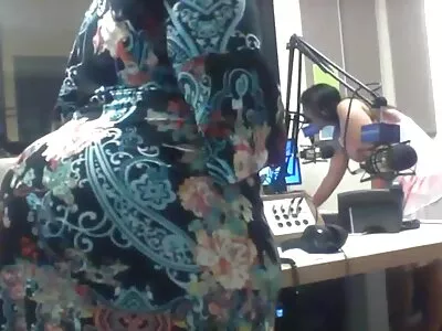 MILF מרהיב סקס חינם חדשים מלטף בעדינות את הכוס החלק שלה בידה.