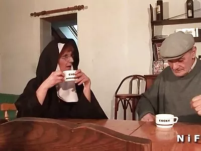 הוא משך את החצאית על חברתו והחל לזיין אותה בחום מצלמות סקס צפייה ישירה חינם במיטה.
