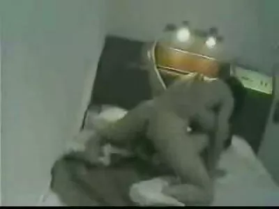 דרך אתר סקסלי שיק ממושקפת משפשפת את הנרתיק.