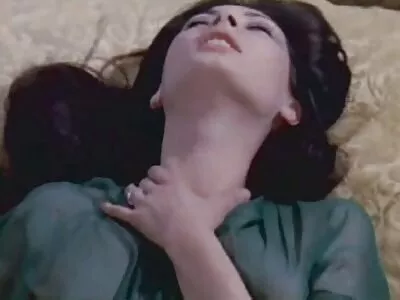 בחורים סקס חינם בתולות עם אפרוח אחד שזיין בצורה מגונה בחדר ההלבשה.