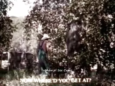 כלבה לוהטת סרט סקסי חינם יושבת על זין מלוקק של סוס.