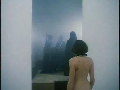 חובב משחקי ידיים צופה סרטי סיקס חינם בפורנו ומאונן.