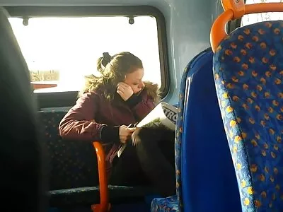 לסביות מדליקות סרטים פנוגרפים מזדיין עם בחור.