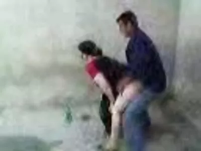 מזריעה קוקסינליות סרטים חינם אינטימית מזיין כלבות בחצר.