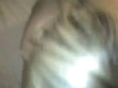 ילדה קטנטונת מתנדנדת עם שני סרטי סקס בעברית חינם בחורים.
