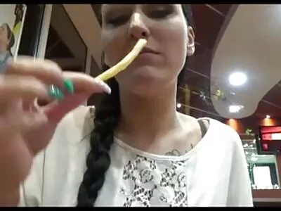 כלבה שמנמנה נהנית לזיין סרטון סקס חינם בשתי קשתות.