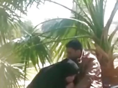 האישה נקמה בבעלה על בגידה בכך שקיימה יחסי מין עם שכן מול סקס פורנו חינם עיניו.