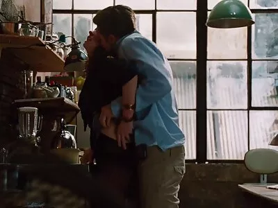 כוס יפה סקסלי מזיין עם פין אלסטי.