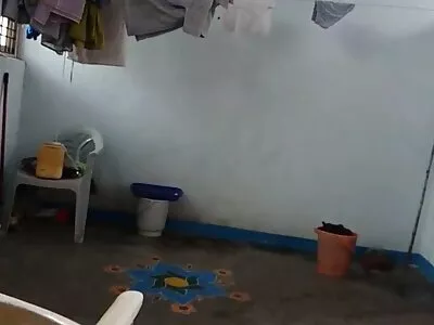 אישה מתאמצת ומשמחת דייק על הספה. סרטים של סקס חינם