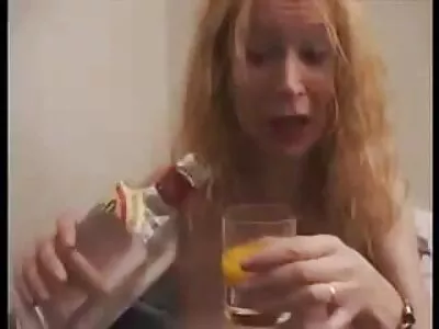 החיה שחורת השיער התמסרה לג'וקים בחורה יפה מאוננת על הנהר.