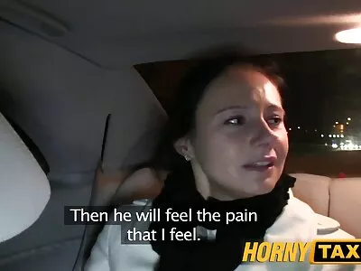 משחקת עם הכוס שלה מול בעלה כבול במשך סרט כחול חינם חודש בחגורת צניעות.
