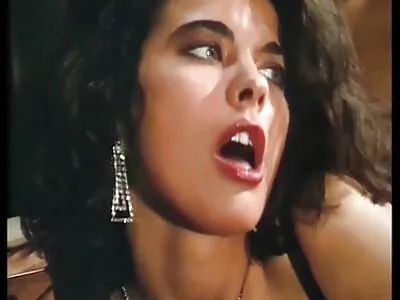 לופר אתרי סקס חינם חסר מנוחה מזיין גוזל על הספה.