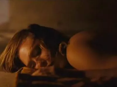 גברת צעירה מפוארת התחייבה למצוץ את איבר מינו של גבר. סרטיםסקס