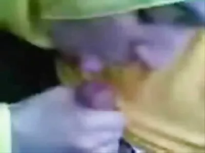 גבר בחולצה שחורה השתעשע עם שתי סרטי קוקסינליות חינם זוממות.