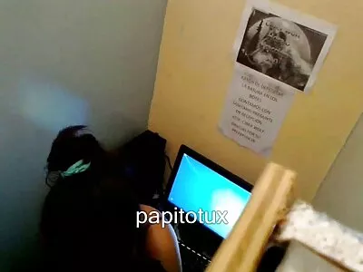 הזכר פיתה שתי נקבות רצוניות עם פיות עובדים עם סקב בחינם זין.