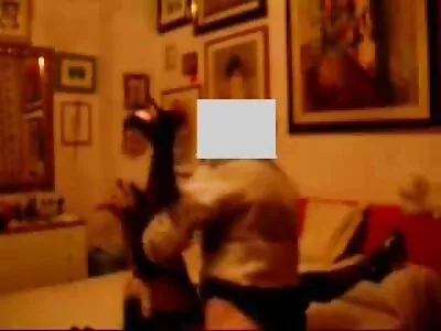 הוא התחפש לגנב פורנו גייז חינם וזיין את החברה שלו בנרתיק.