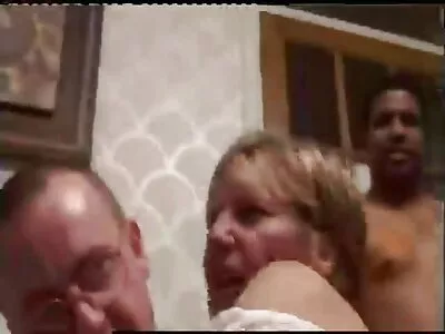 הבלונד סקס חזה גדול חינם יושב על הרצפה ובולע ​​את החברים בתורו.