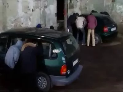 אישה חמורה מאפשרת לסביות סקסלי לבעלה לסיים רק עם נרתיק סיליקון.