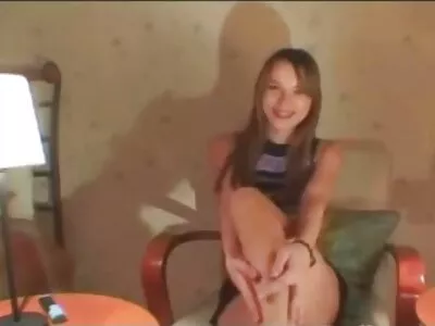 על ספה סרטים כחולים מבוגרות חינם רכה בעמדות שונות דפקה אישה בלונדינית.