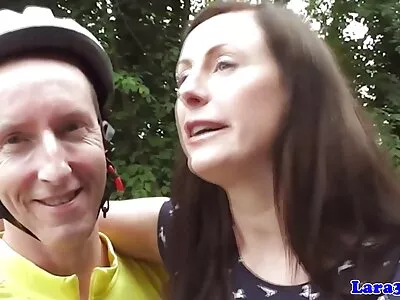 כלבה מדהימה שוטפת את המכונית עירומה ומציגה מקומות עסיסיים. פארטיפורנו