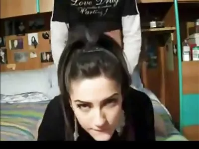 זיון סוער מתחת לשמיכות של זוג נלהב סרט אירוטי באורך מלא מאוהב.