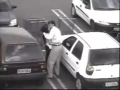 מוציא ויברטור ורוד ועוזר לחברה לגמור. סקס פורנו חינם