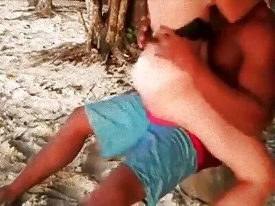 ילדה מאוננת על סקס לצפיה חינם הסיפון עם חור נחמד.
