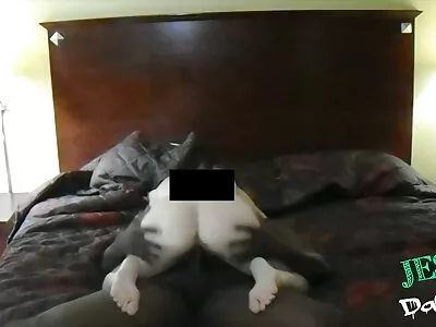 זונה לבנת סקסלצפיה ישירה שיער נדפקת על ידי זכר על ספה ביתית.