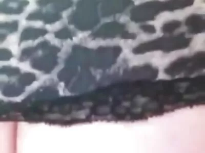 דפוק עם חבר עומד ובמקביל גמר את בנות מזדינות הילדה בנרתיק.